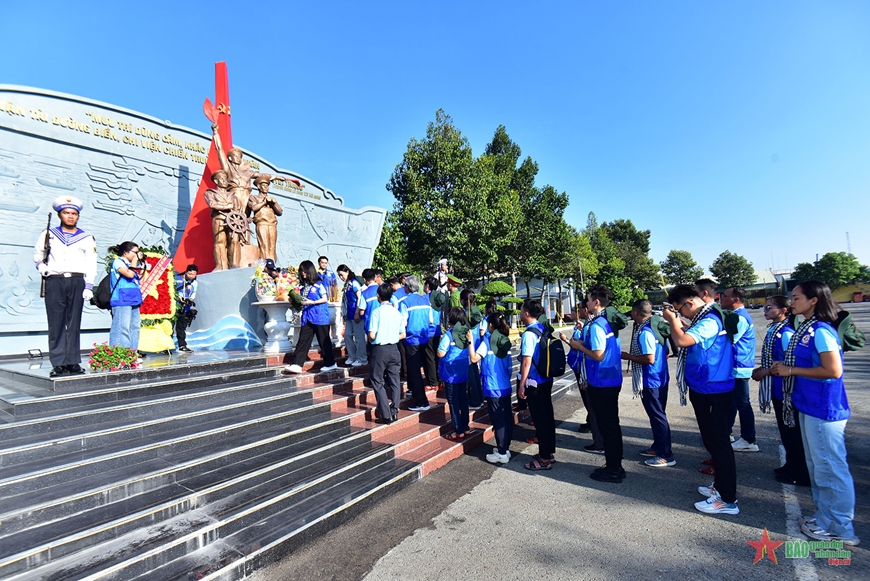 Đoàn đại biểu TP Hồ Chí Minh và các đơn vị lên đường đi thăm quân và dân vùng biển Tây Nam