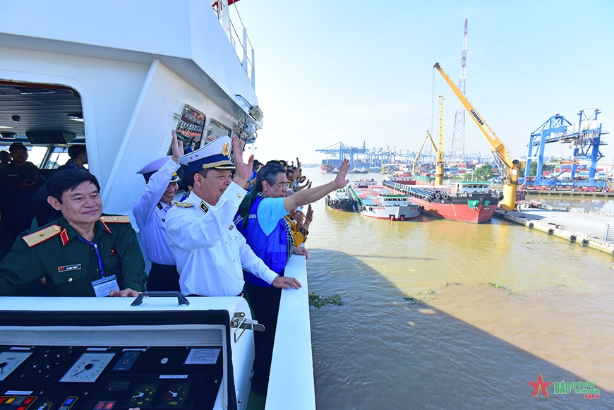 Đoàn đại biểu TP Hồ Chí Minh và các đơn vị lên đường đi thăm quân và dân vùng biển Tây Nam