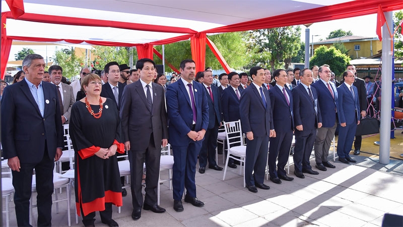 Chủ tịch nước Lương Cường đặt vòng hoa tưởng niệm Chủ tịch Hồ Chí Minh tại ở quận Cerro Navia, Chile