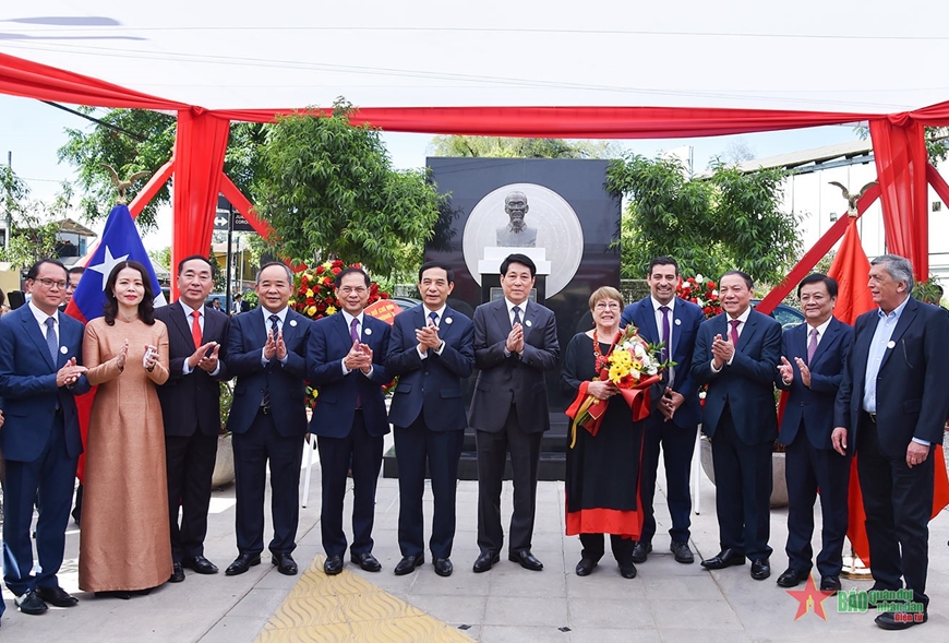 Chủ tịch nước Lương Cường đặt vòng hoa tưởng niệm Chủ tịch Hồ Chí Minh tại ở quận Cerro Navia, Chile
