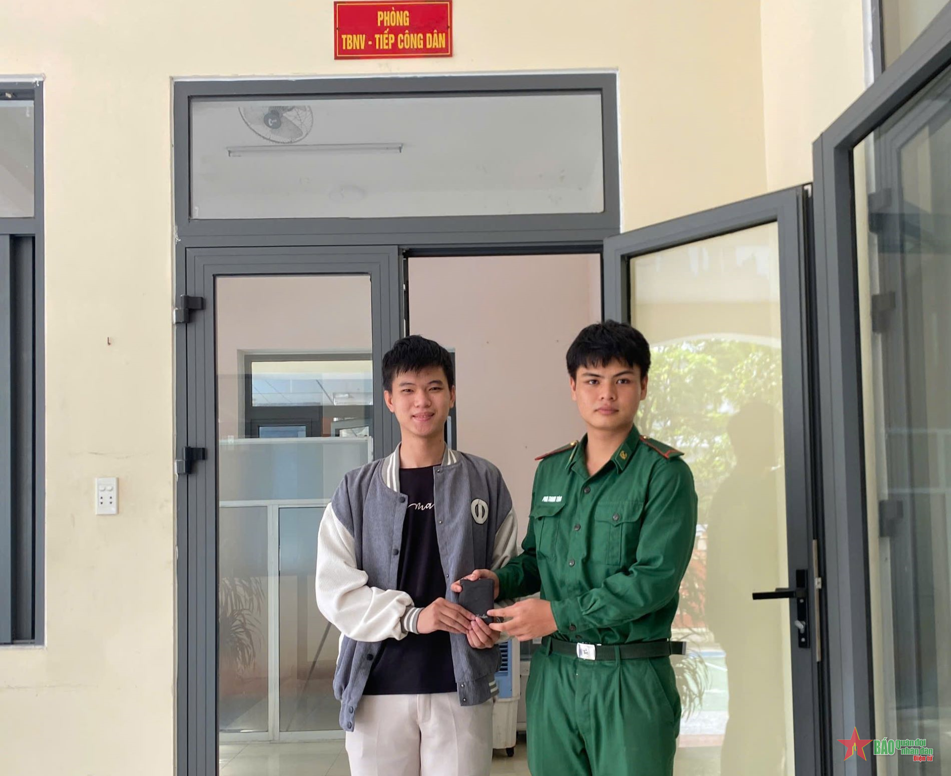 Chiến sĩ trẻ Biên phòng trả lại tài sản cho người mất