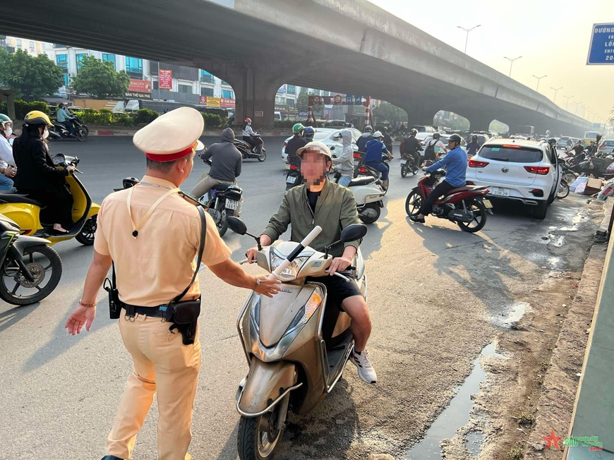 Xử lý nghiêm xe đi ngược chiều tại nút giao thông 4 tầng Nguyễn Trãi - Nguyễn Xiển
