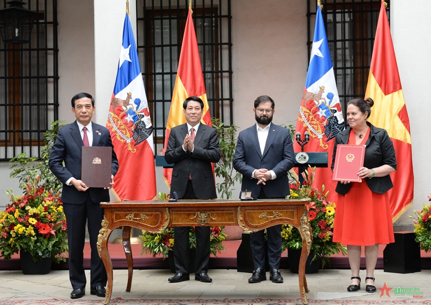 Bộ trưởng Quốc phòng Việt Nam và Bộ trưởng Quốc phòng Chile ký bản ghi nhớ hợp tác quốc phòng dưới sự chứng kiến của Chủ tịch nước Lương Cường và Tổng thống Chile.