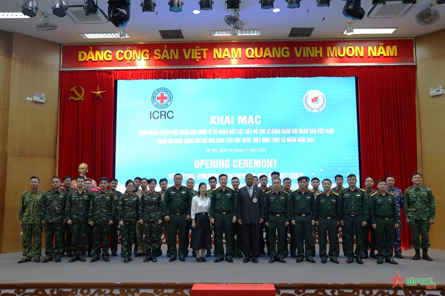 Sĩ quan gìn giữ hòa bình huấn luyện Luật Nhân đạo Quốc tế và nhận biết vật liệu nổ
