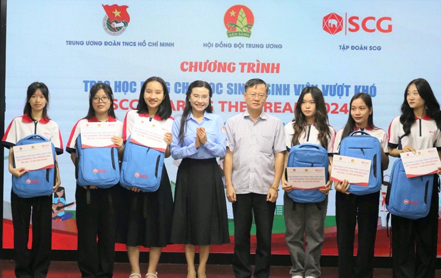 Trao học bổng tặng 200 học sinh, sinh viên có hoàn cảnh khó khăn