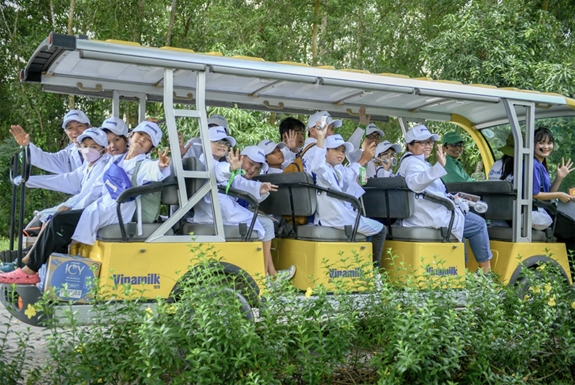 Học sinh khám phá công nghệ thân thiện môi trường tại Vinamilk (Bình Dương)