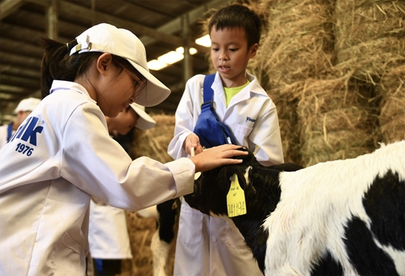 Học sinh khám phá công nghệ thân thiện môi trường tại Vinamilk (Bình Dương)