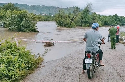 Gia Lai: Mưa lớn làm ngập ngầm tràn, 200 hộ dân bị cô lập