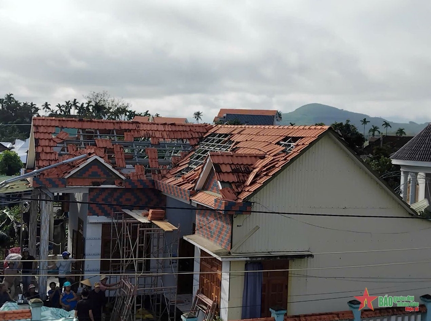 Quảng Ngãi: Lốc xoáy làm tốc mái 36 nhà dân