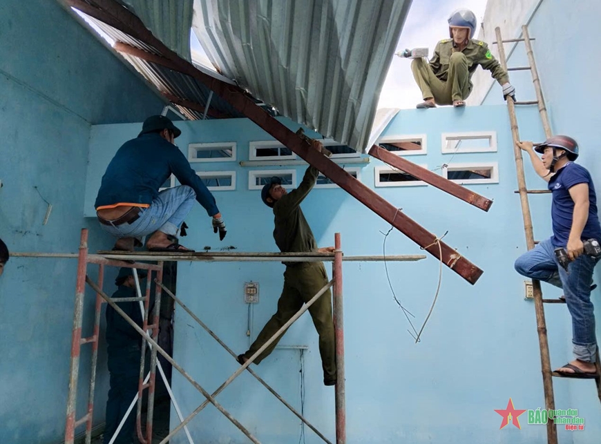 Quảng Ngãi: Lốc xoáy làm tốc mái 36 nhà dân