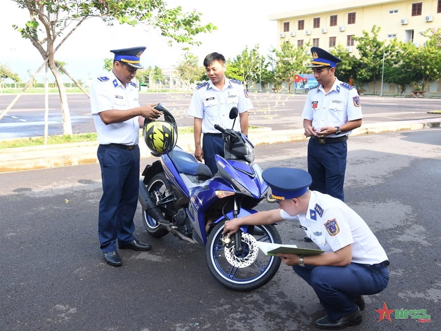 Kiểm tra công tác bảo đảm trật tự, an toàn giao thông đường bộ tại Hải đoàn 32 Cảnh sát biển