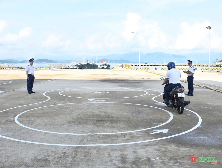 Kiểm tra công tác bảo đảm trật tự, an toàn giao thông đường bộ tại Hải đoàn 32 Cảnh sát biển