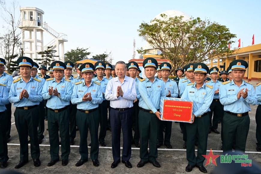 Tổng Bí thư Tô Lâm thăm, làm việc tại huyện đảo Bạch Long Vĩ (TP Hải Phòng)