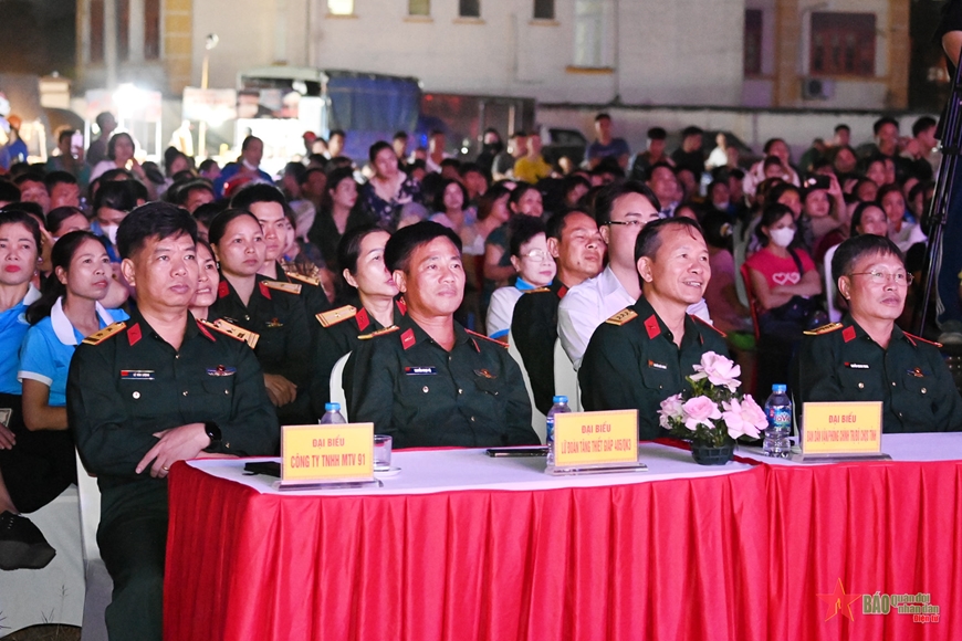 Chương trình nghệ thuật quần chúng “Ngày hội Đại đoàn kết - Thắm tình quân dân”