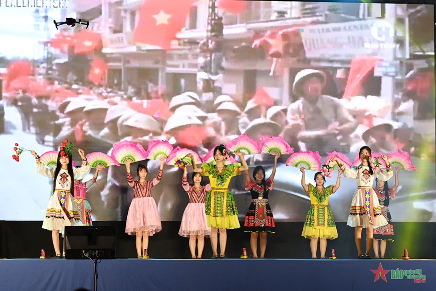 Chương trình nghệ thuật quần chúng “Ngày hội Đại đoàn kết - Thắm tình quân dân”