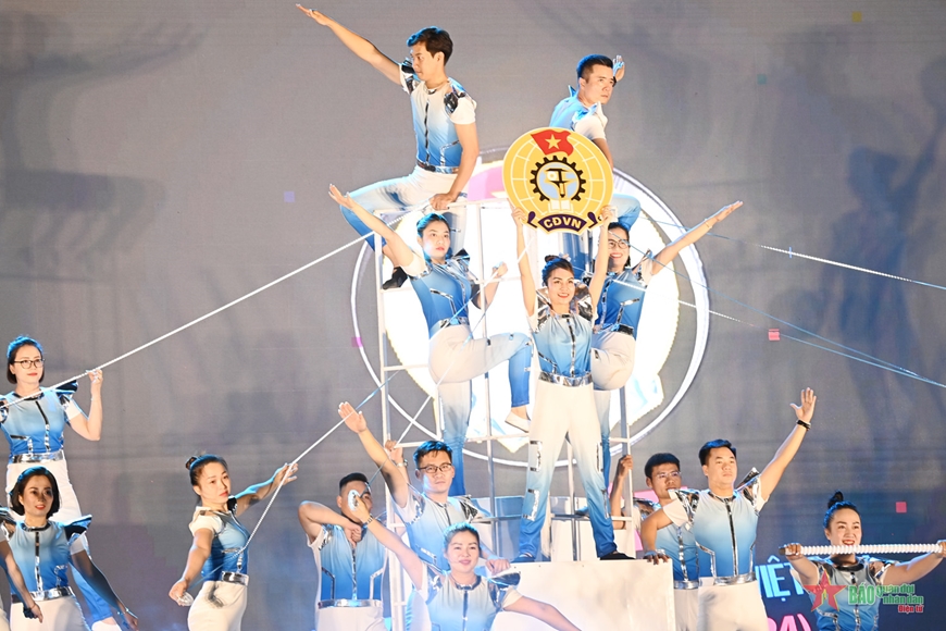 Chương trình nghệ thuật quần chúng “Ngày hội Đại đoàn kết - Thắm tình quân dân”