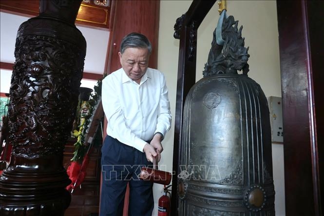 Tổng Bí thư Tô Lâm dâng hương tưởng niệm Chủ tịch Hồ Chí Minh tại tỉnh Cà Mau