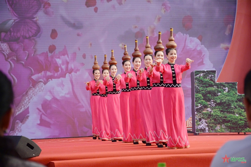 Trình diễn nhiều tiết mục đặc sắc tại Liên hoan nghệ thuật hát Then, đàn tính