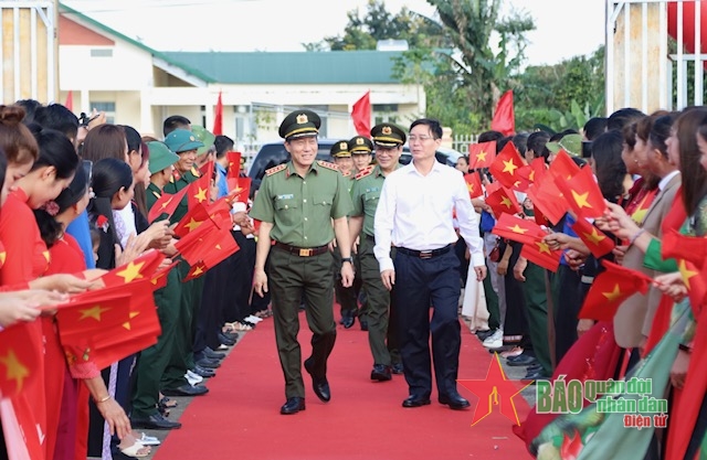 Bộ trưởng Bộ Công an dự Ngày hội Đại đoàn kết dân tộc tại xã Ea Ktur, huyện Cư Kuin (Đắk Lắk)