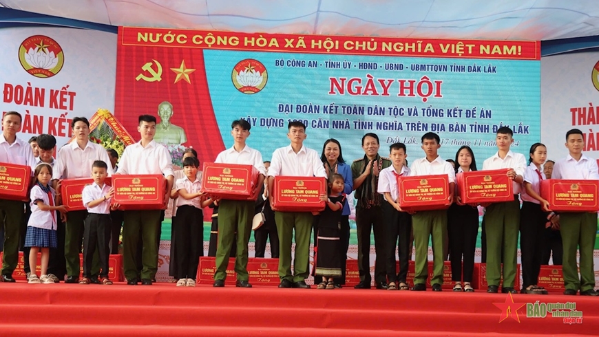 Bộ trưởng Bộ Công an dự Ngày hội Đại đoàn kết dân tộc tại xã Ea Ktur, huyện Cư Kuin (Đắk Lắk)