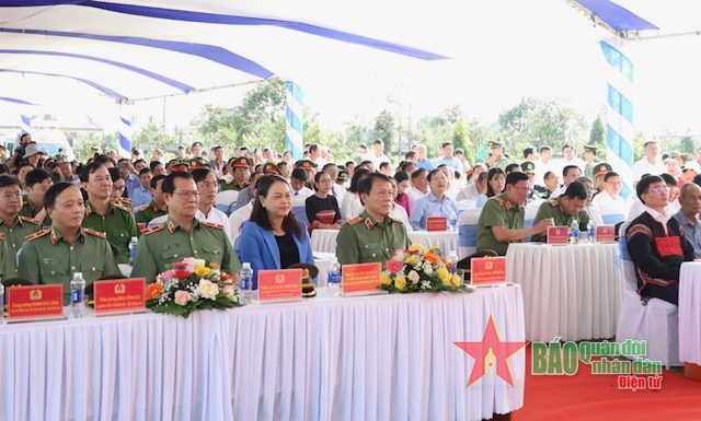 Bộ trưởng Bộ Công an dự Ngày hội Đại đoàn kết dân tộc tại xã Ea Ktur, huyện Cư Kuin (Đắk Lắk)