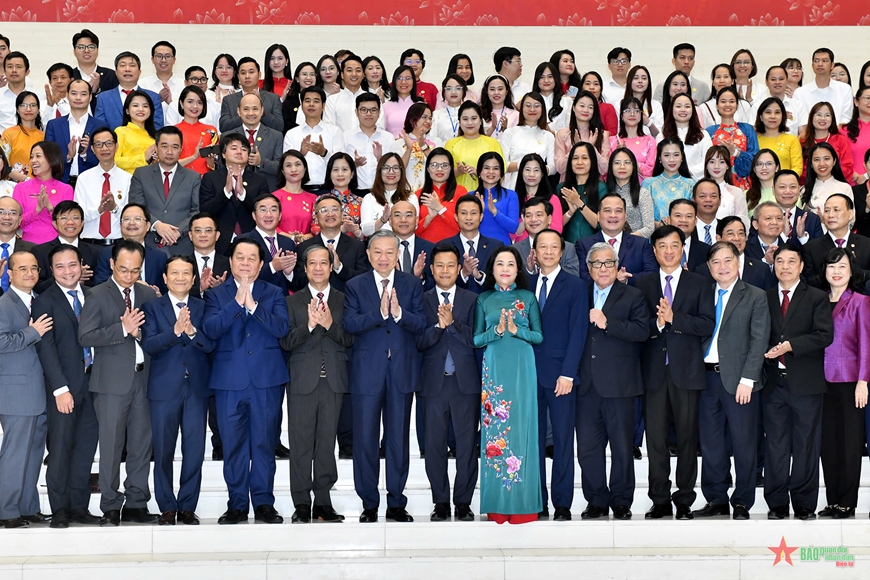 Tổng Bí thư Tô Lâm gặp mặt đại diện nhà giáo, cán bộ quản lý giáo dục nhân Ngày Nhà giáo Việt Nam 20-11