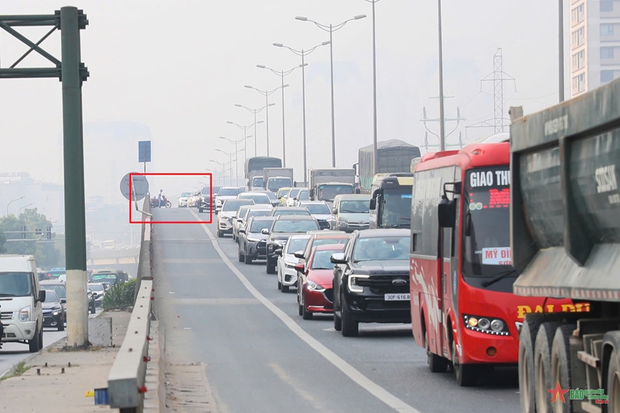 Hà Nội: Xử lý nghiêm người đi xe máy vào đường Vành đai 3 trên cao