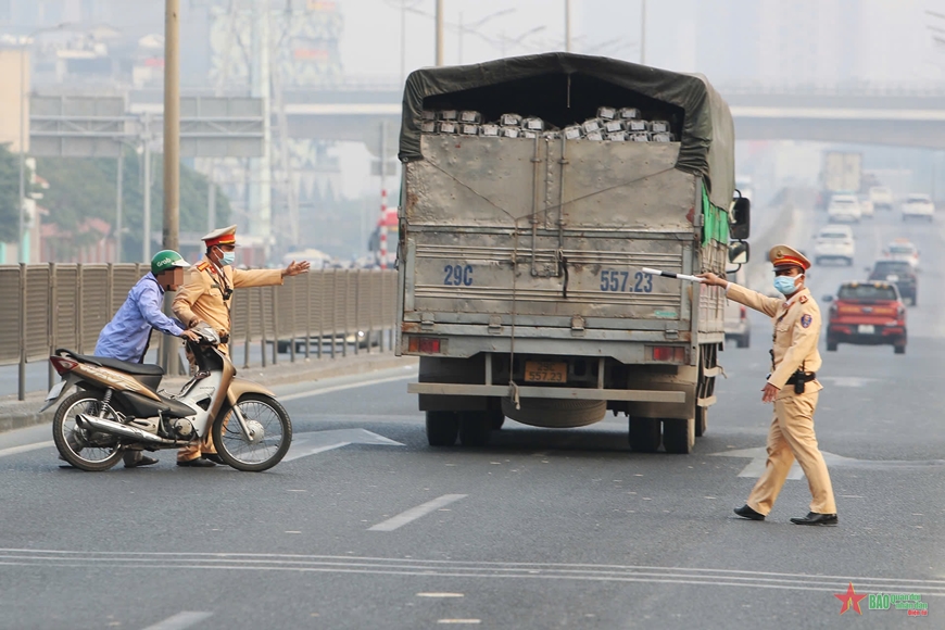 Hà Nội: Xử lý nghiêm người đi xe máy vào đường Vành đai 3 trên cao