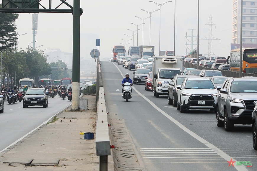 Hà Nội: Xử lý nghiêm người đi xe máy vào đường Vành đai 3 trên cao