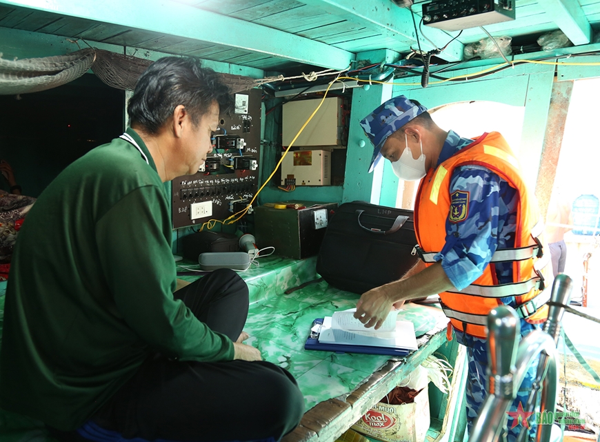 Bộ tư lệnh Vùng Cảnh sát biển 4 bắt giữ tàu vận chuyển trái phép dầu DO trên vùng biển Tây Nam