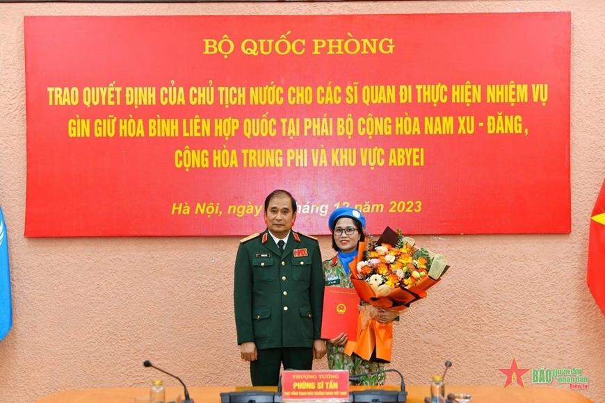 Nữ giảng viên mũ nồi xanh ở Cộng hòa Trung Phi