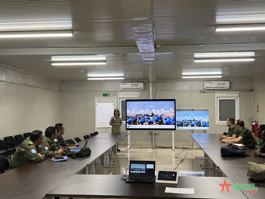 Nữ giảng viên mũ nồi xanh ở Cộng hòa Trung Phi