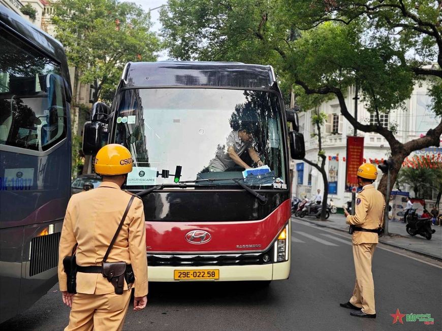 Xử lý vi phạm kết hợp tuyên truyền người dân cùng giữ gìn trật tự an toàn giao thông
