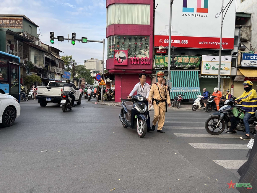 Xử lý vi phạm kết hợp tuyên truyền người dân cùng giữ gìn trật tự an toàn giao thông
