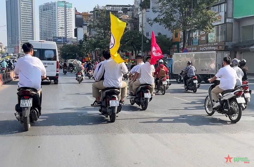 Xử lý nghiêm nhóm học sinh không đội mũ bảo hiểm vác cờ, chạy xe gắn máy
