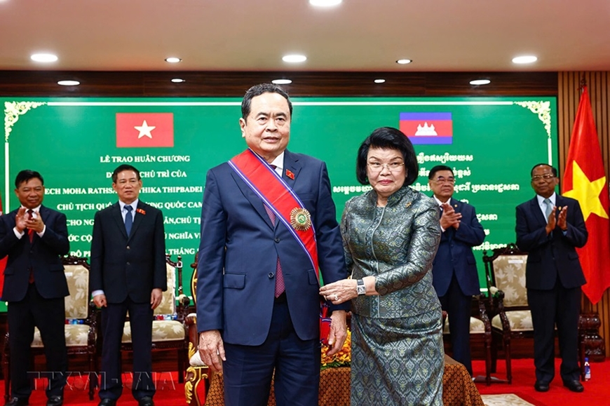 Chủ tịch Quốc hội Trần Thanh Mẫn nhận Huân chương Công trạng hạng Đại Thập tự của Nhà nước Campuchia