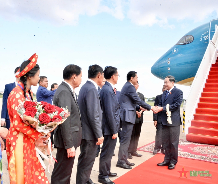 Chủ tịch Quốc hội Trần Thanh Mẫn đến Phnom Penh, bắt đầu thăm chính thức Vương quốc Campuchia