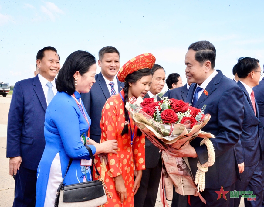 Chủ tịch Quốc hội Trần Thanh Mẫn đến Phnom Penh, bắt đầu thăm chính thức Vương quốc Campuchia