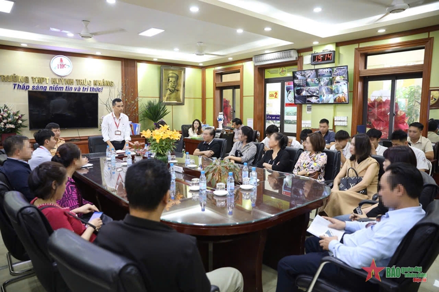 Vụ học sinh "đầu trần" điều khiển mô tô ở Hà Nội: Lập biên bản xử phạt phụ huynh