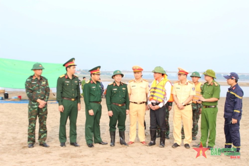 Quân khu 2 khen thưởng các tập thể, cá nhân tham gia tìm kiếm cứu nạn 5 học sinh đuối nước tại Phú Thọ