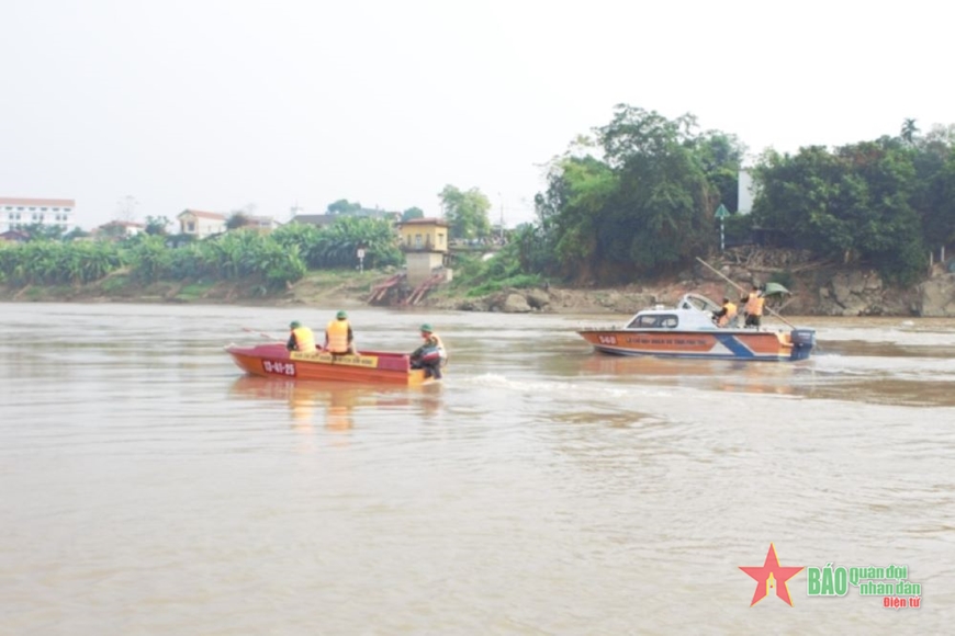 Quân khu 2 khen thưởng các tập thể, cá nhân tham gia tìm kiếm cứu nạn 5 học sinh đuối nước tại Phú Thọ