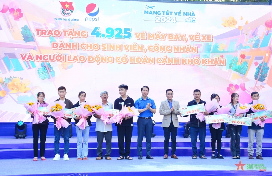 Hơn 5.000 vé máy bay, vé ô tô tặng sinh viên, người lao động về quê đón Tết