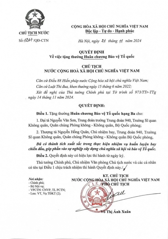 2 phi công được tặng thưởng Huân chương Bảo vệ Tổ quốc hạng Ba