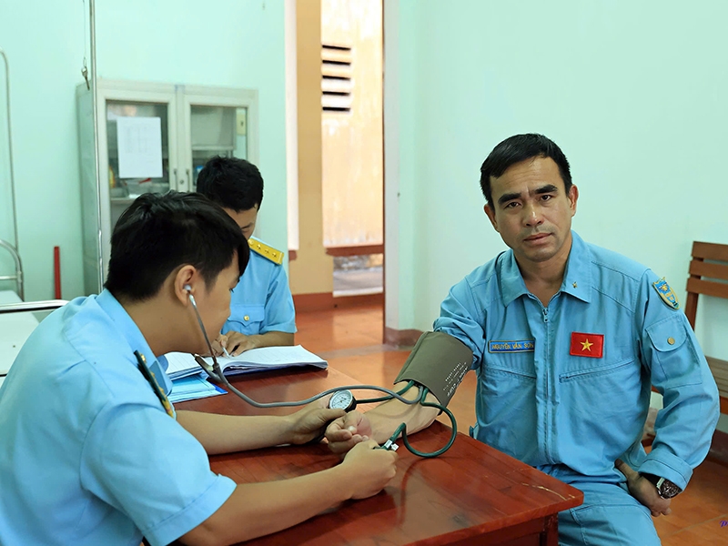 2 phi công được tặng thưởng Huân chương Bảo vệ Tổ quốc hạng Ba