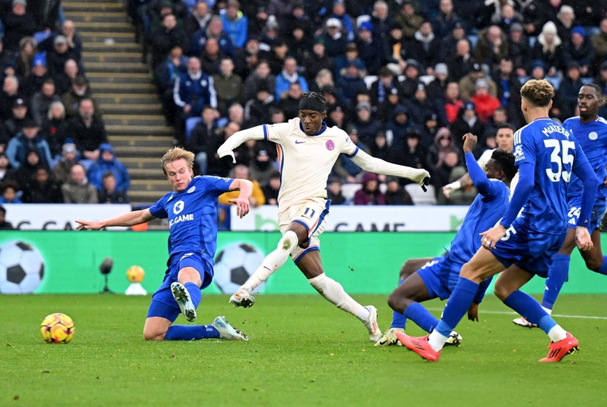 Leicester City (quần áo xanh) gặp nhiều khó khăn trước các chân sút Chelsea. Ảnh: The Sun 