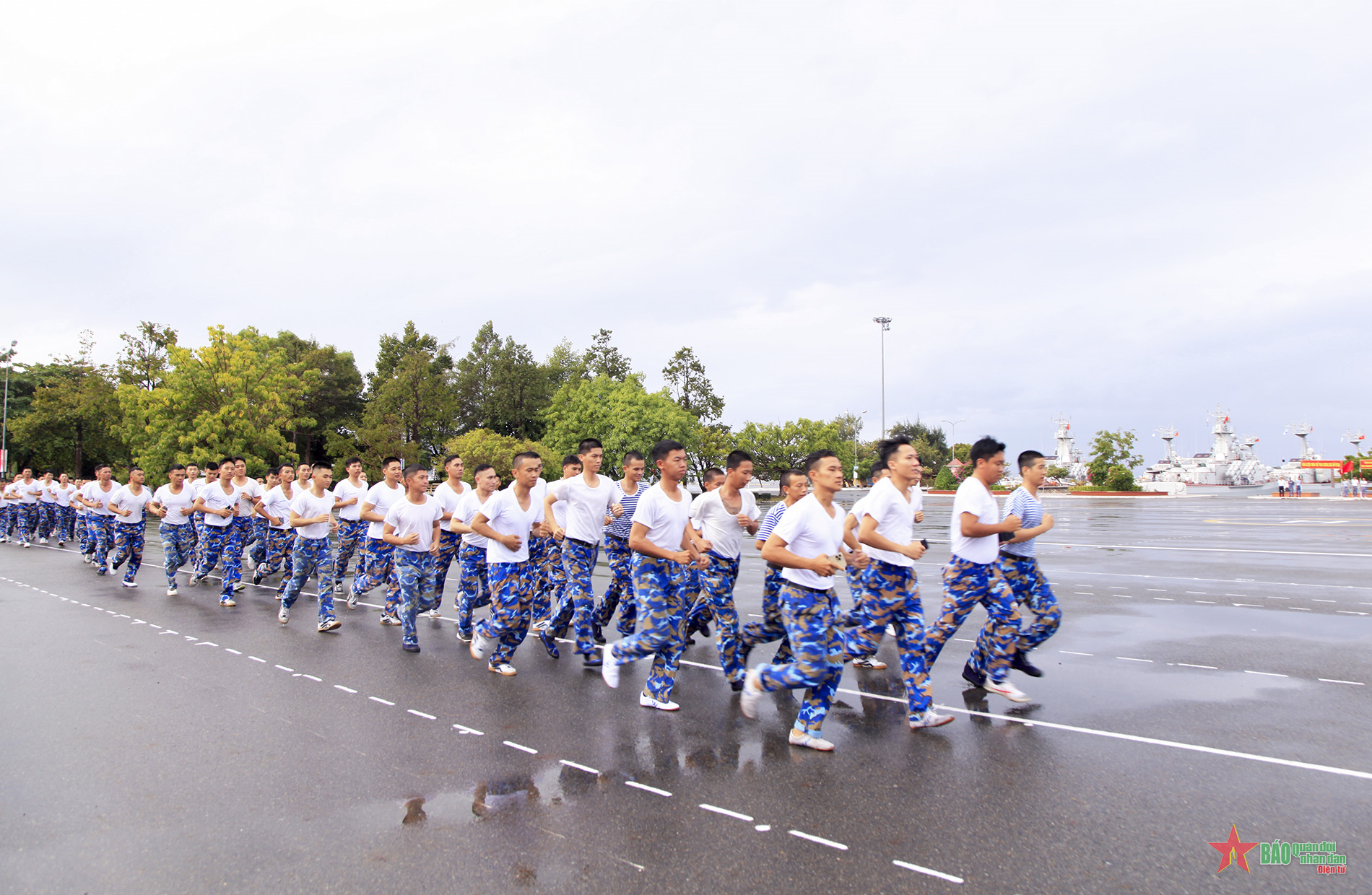 Cán bộ, chiến sĩ Lữ đoàn 162 (Vùng 4 Hải quân) chạy bộ “Vì Trường Sa xanh”