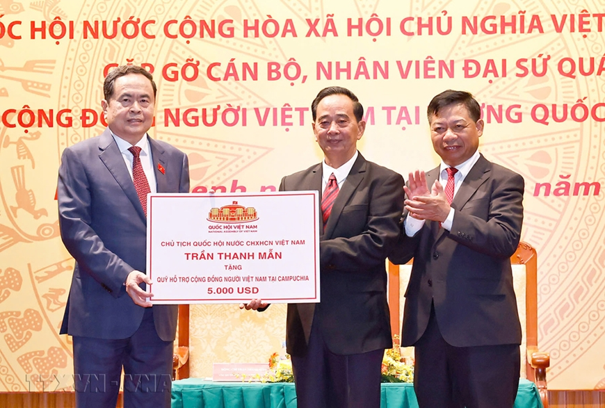 Chủ tịch Quốc hội Trần Thanh Mẫn gặp gỡ cộng đồng người Việt tại Campuchia
