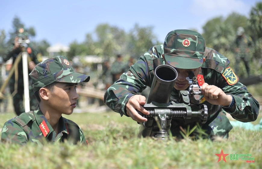 Xem bộ đội tỉnh An Giang thực hành bắn súng cối 82mm Xem bộ đội tỉnh An Giang thực hành bắn súng cối 82mm