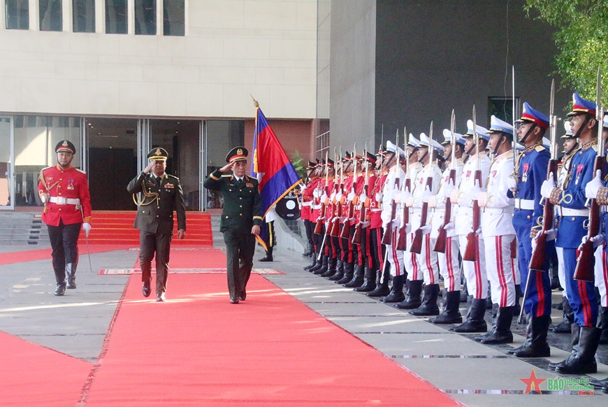 Đại tướng Phan Văn Giang hội đàm với Phó thủ tướng, Bộ trưởng Bộ Quốc phòng Campuchia