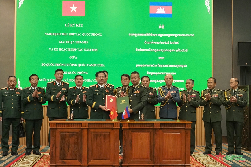 Đại tướng Phan Văn Giang và Đại tướng Tea Seiha tại lễ ký kết. 